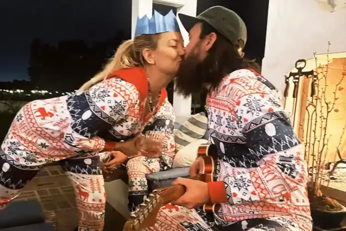 Kate Hudson Danny Fujikawa Christmas kiss