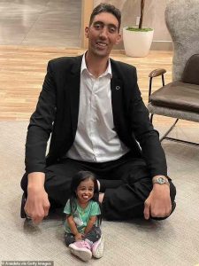 World's Tallest Man Meets Shortest Woman Again!