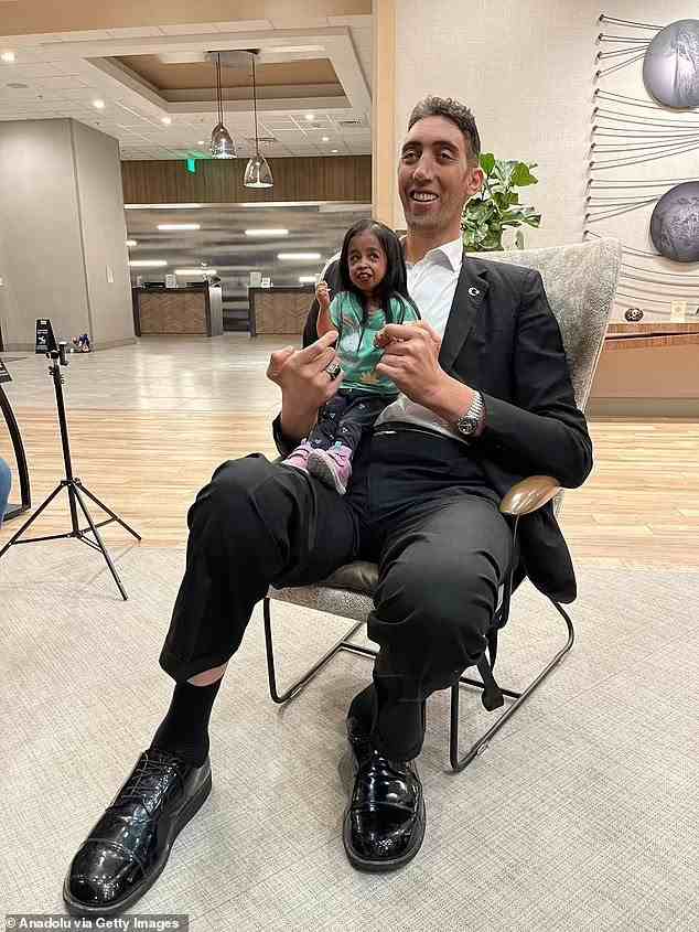 World's Tallest Man Meets Shortest Woman Again!