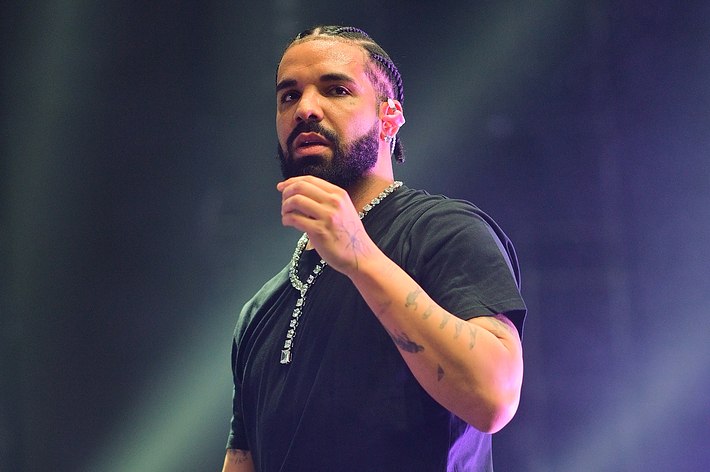 Drake Fans Rejoice! Rapper Pays Off Debt AND Gives $30,000 to Celebrate ...