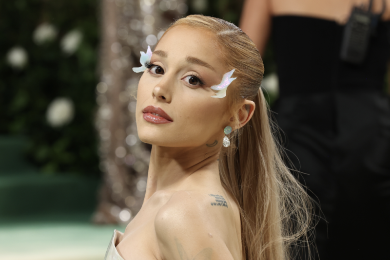 Backstage drama Ariana Grande Elvira